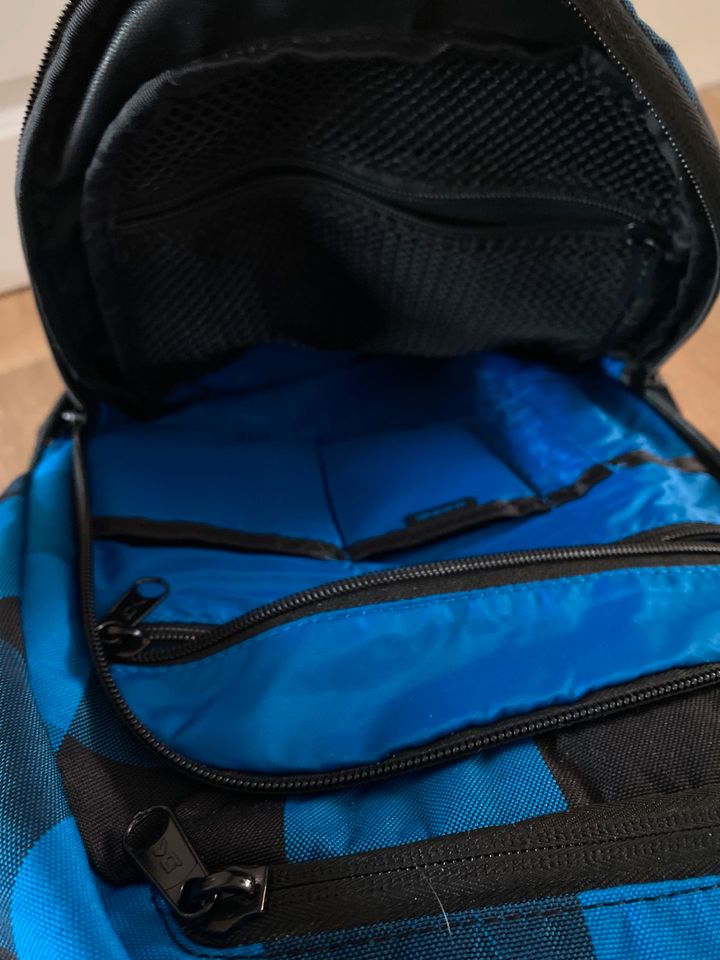 Dakine Rucksack blau/schwarz in Baltmannsweiler