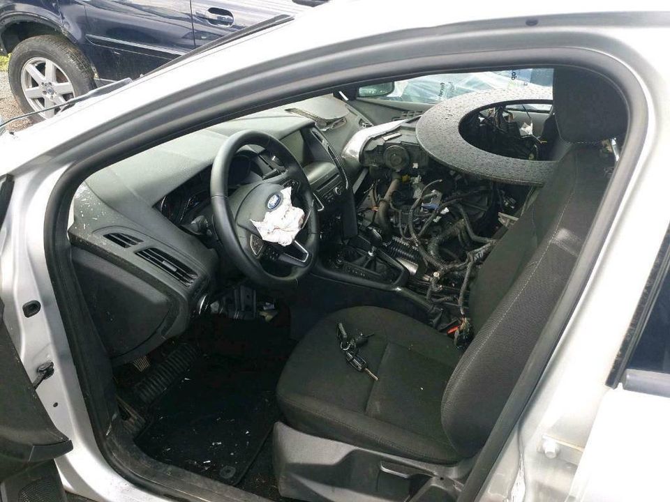 Ford Focus 2017 1,5 tdi Türen, Motor,Getriebe,Innenausstattung in Oranienbaum-Wörlitz