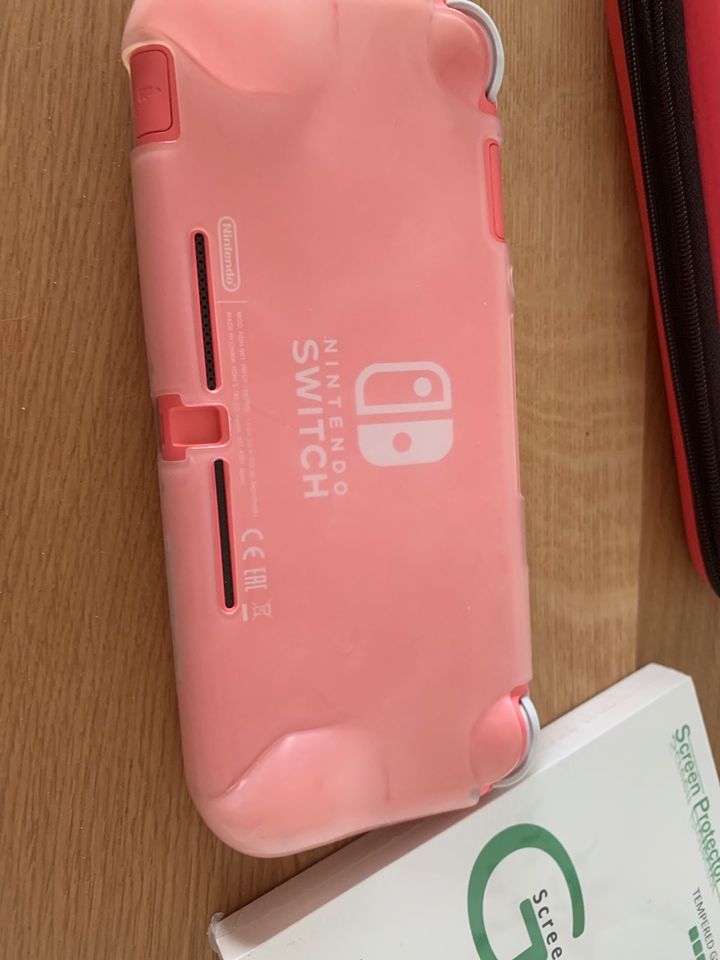 Nintendo Switch lite korall in Güglingen