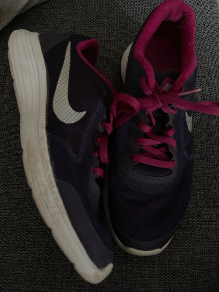 Nike Sportschuhe Schuhe sehr leicht lila Größe 38 in Bernau