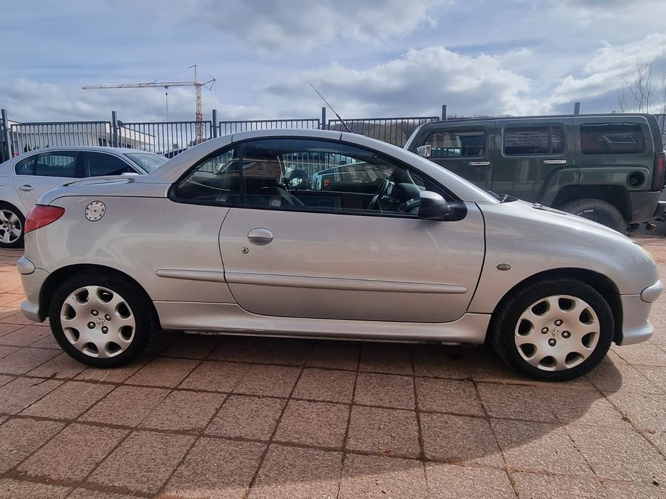 Peugeot 206 CC Cabrio / 8-Fach bereift / TÜV: 05.2025 / Klima in Fulda