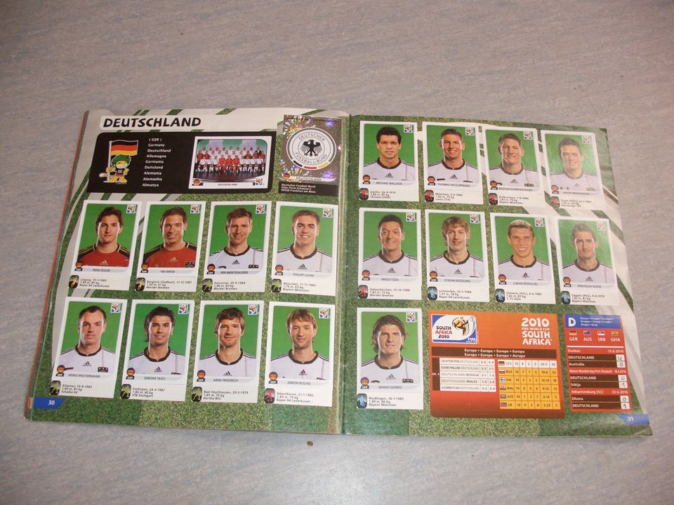 Panini WM 2010 Süd Afrika Komplett Album sehr ordentlich eingekle in Eschborn