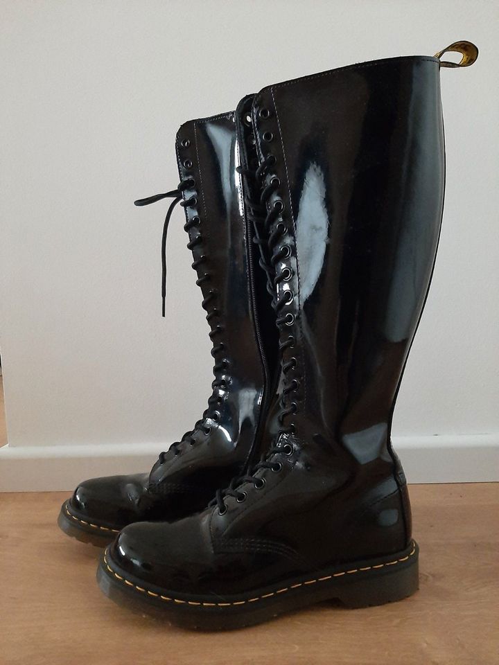 Dr. Martens hohe Stiefel Lackleder in Berlin