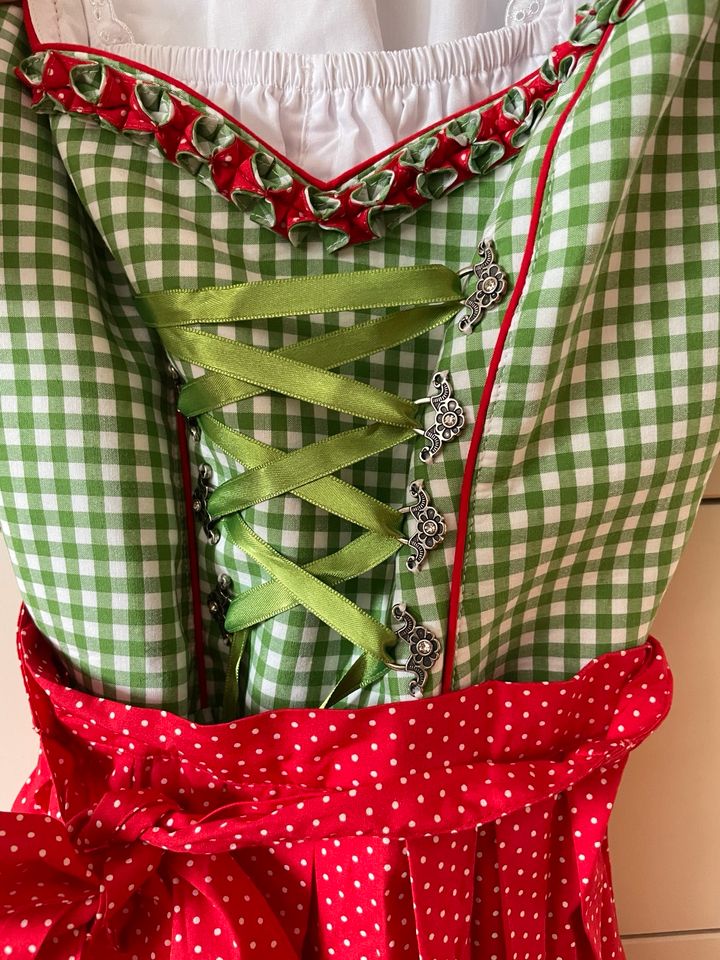 grün-rotes Dirndl MIT Bluse von Ludwig & Therese Wiesn Volksfest in Woerth an der Donau