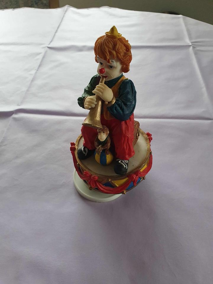 Spieluhr mit Clown auf Trommel und Trompete und kleiner Affe in Königswinter