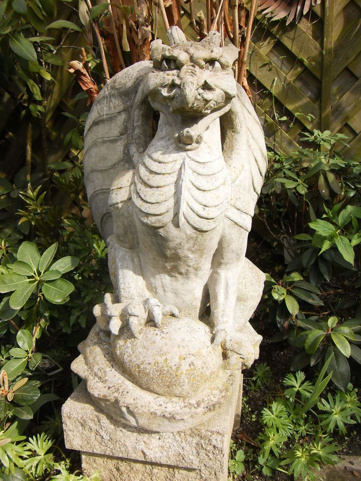 Drache Gargoyle Steinfigur Figur Skulptur massiv schwer groß in Mauern