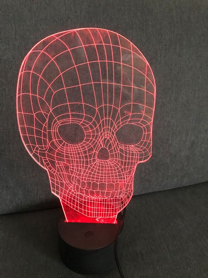 3D Totenkopf-Lampe (USB/Acryl/Farbwechsel) in Nideggen / Düren