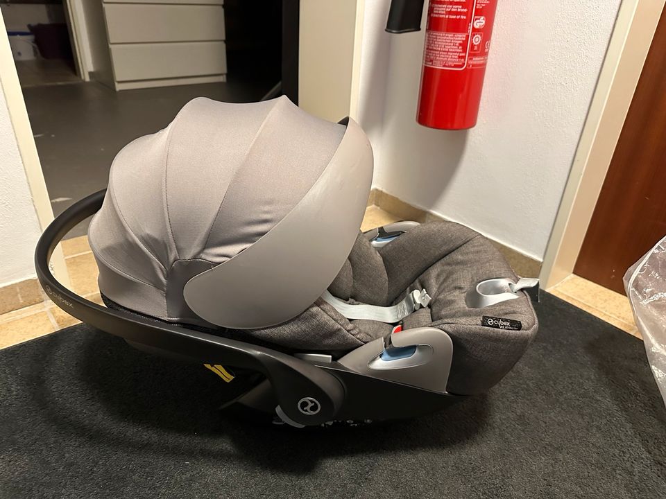 Cybex Cloud Z i-Size Babyschale Autositz in Wuppertal