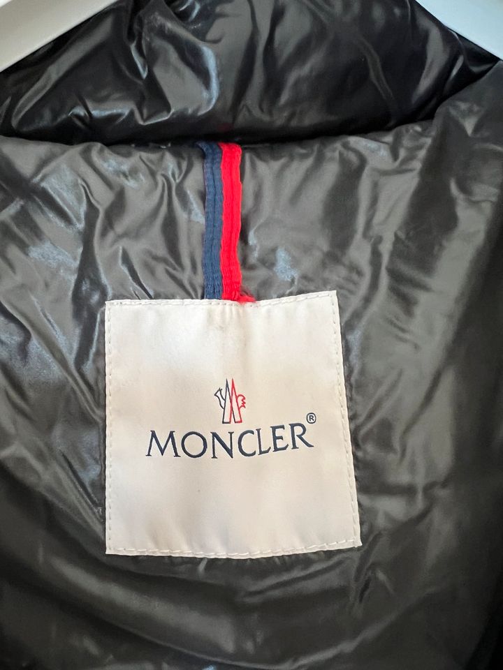 Moncler Maya Giubbotto Size 4 schwarz in Leverkusen