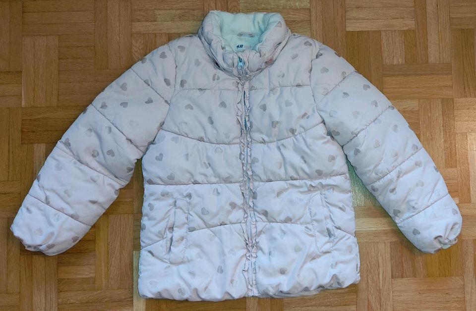 Süße Winterjacke Gr. 134 von H&M in zartem Rosa mit Herzen in Gersthofen