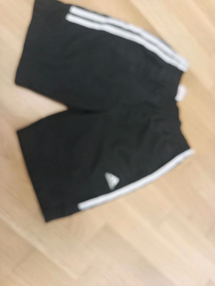 Kleiderpaket jungen ,134/140, Jeans in München