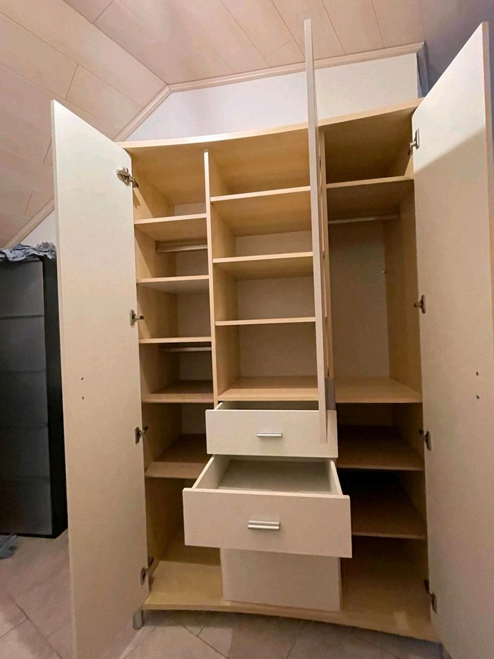 Kinderzimmer mit Bett, Schrank, Regal in Hirschaid