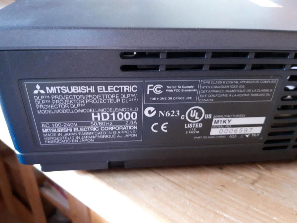 Beamer alt Mitsubishi Elektrik HD100 AC 100-240V  defekt in Wolfhagen 