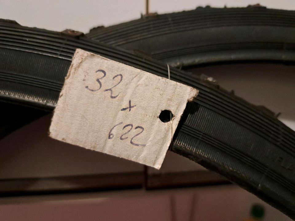 Fahrrad Spikes Reifen 28 Zoll in Husum