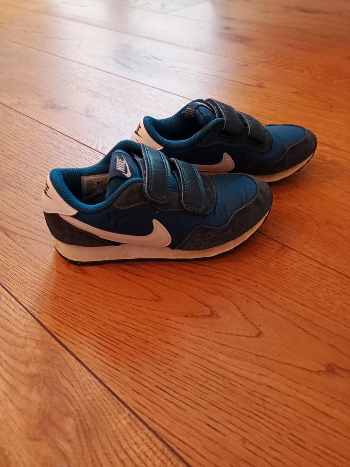 Nike, Turnschuhe, blau, Gr. 30 in Neunkirchen-Seelscheid