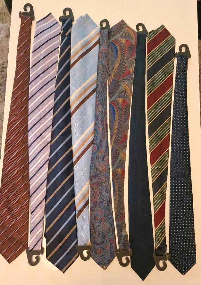 Krawatten vers. Farben und Muster ohne Mängel in Kassel