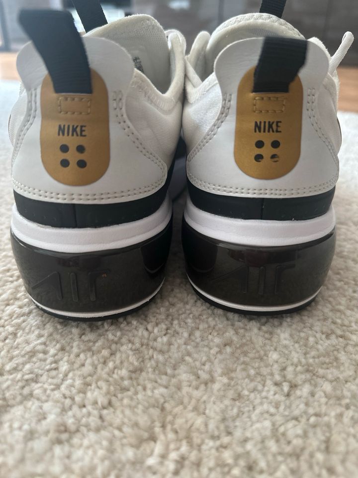 NIKE Sneaker weiß gold Gr.5,5 in Taunusstein