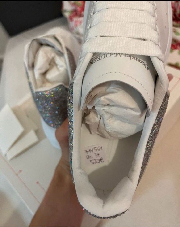 Alexander McQueen Sneakers Weiß Silber in Tuttlingen