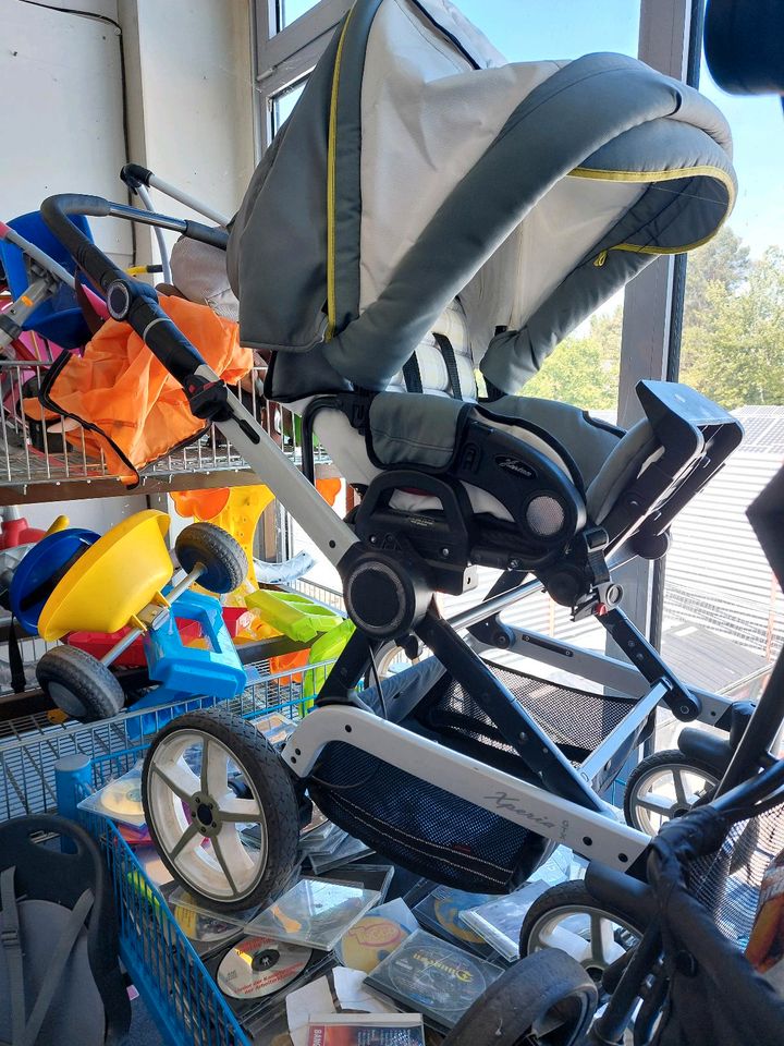 Kinderwagen + Kindersitz+ Spielzeug in Aschersleben