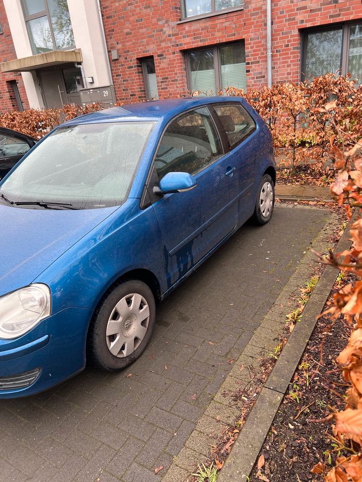 VW Polo in blau in Norderstedt