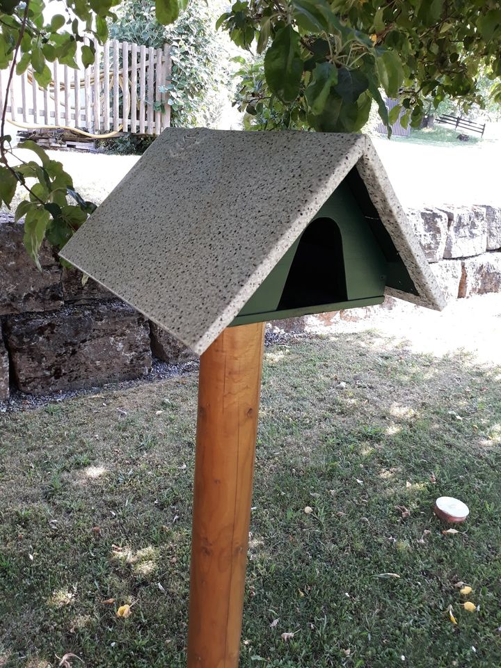 Vogelhaus Vogelhäuschen Futterhaus grün mit Stiel Ständer Holz in Leinach