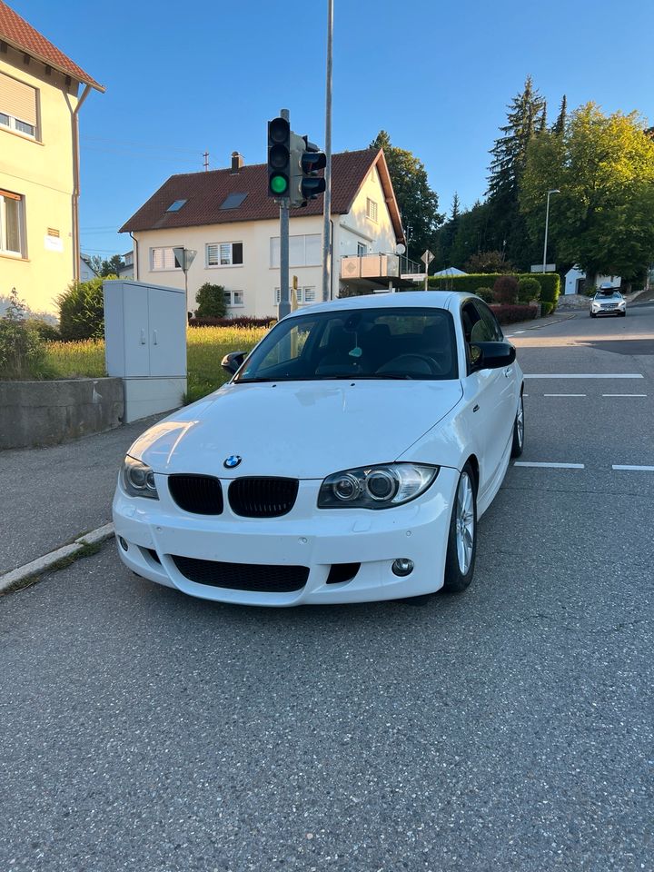 BMW 116i E81 M-Paket Xenon Navi !Motorschaden Beschreibung lesen in Günzburg