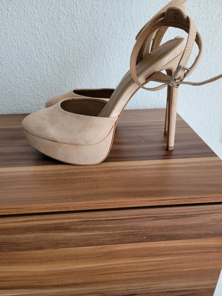 Schuhe 38. High Heels in Mainhardt