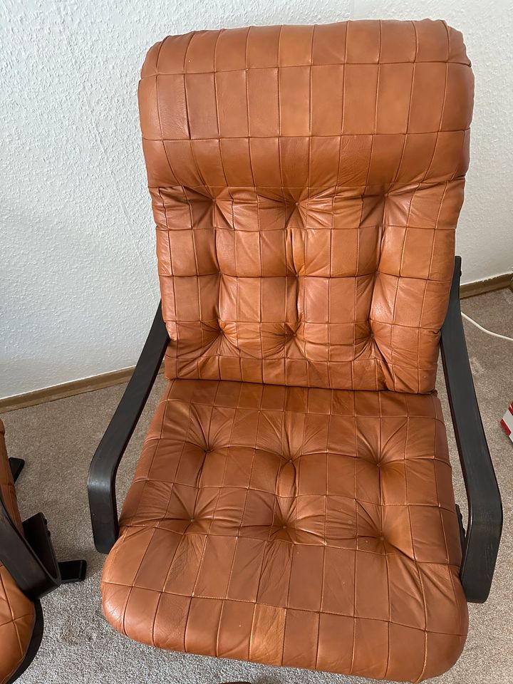 Zum Verkauf 2 echtlederne Stühle/Sessel mit Hocker in top Zustand in Saarbrücken