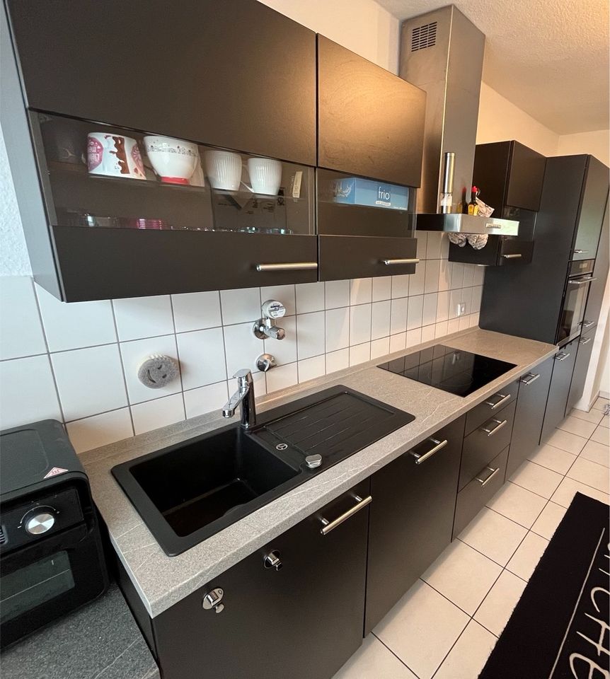 Schwarze Küche mit Elektrogeräte in Mülheim (Ruhr)
