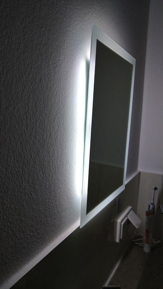 Badspiegel mit indirekter Beleuchtung, 40x30cm in Schwerin