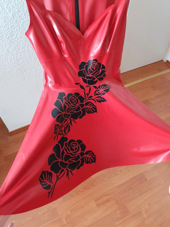 Latexkleid mit Rosen - Gr. 38 in Berlin