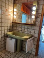 Badezimmer Waschtisch und Spiegel zu verkaufen Hessen - Linden Vorschau