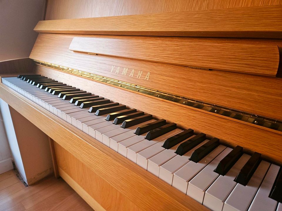 Yamaha Piano E110N Eiche hell in Moisburg