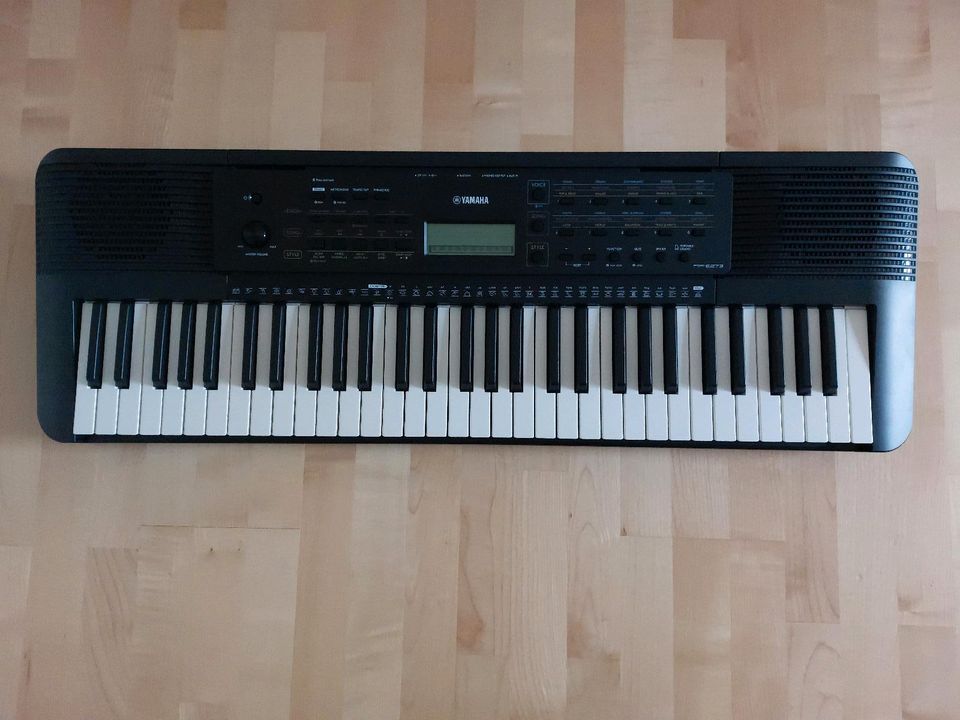 Yamaha PSR-E273 Keyboard inkl. Keyboardständer und Kopfhörer in Landshut