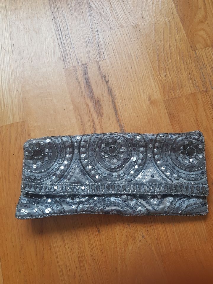 ZARA Silber Clutch Tasche mit Pailletten in München