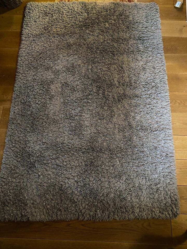 Grauer Teppich 124 x 185 cm sehr gut erhalten in Berlin