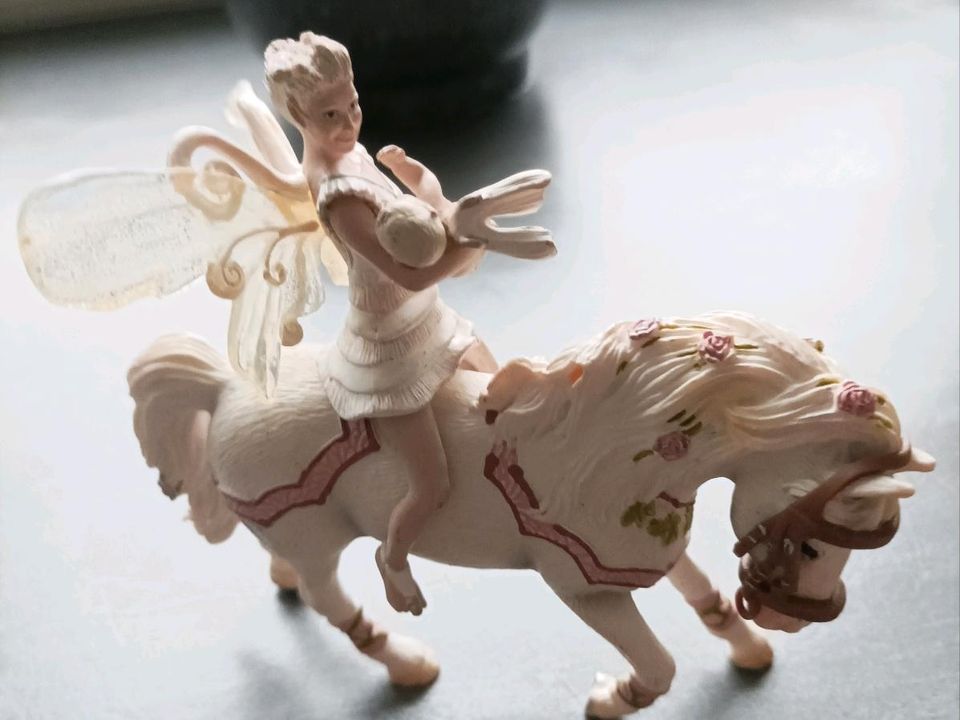 Schleich Elfe mit Baby auf Pferd Neu in Niestetal