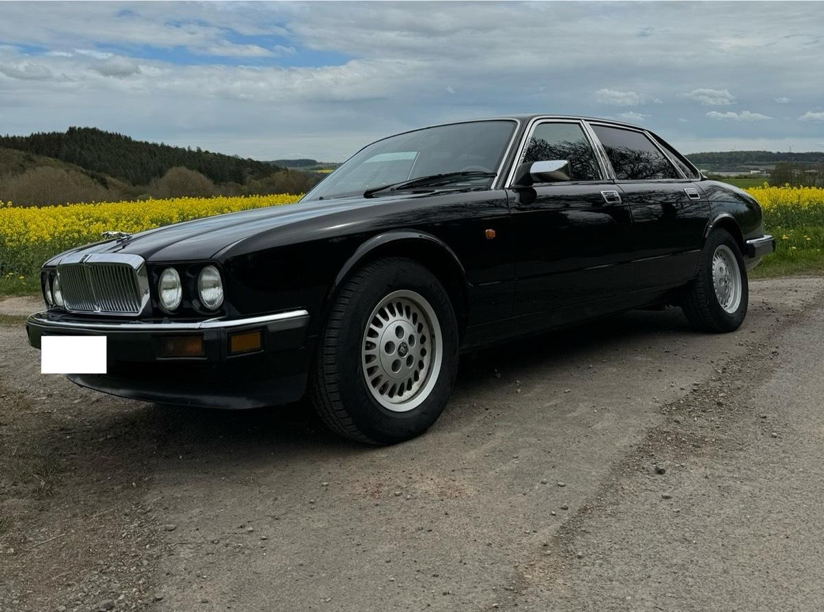 Abbildung des Autos Jaguar XJ40 Sovereign 3,…