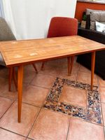 Tisch mit Holzverzierung, 60er Jahre, 100x50x61cm zum Aufbereiten Thüringen - Suhl Vorschau