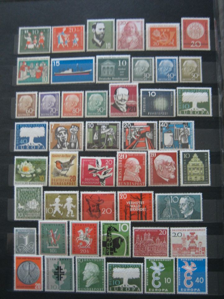 Altes Briefmarkenalbum mit über 600 Briefmarken Deutschland in Karlsruhe