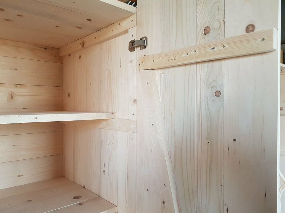 Rustikaler Schrank von Blockstammholz. in Heidenrod