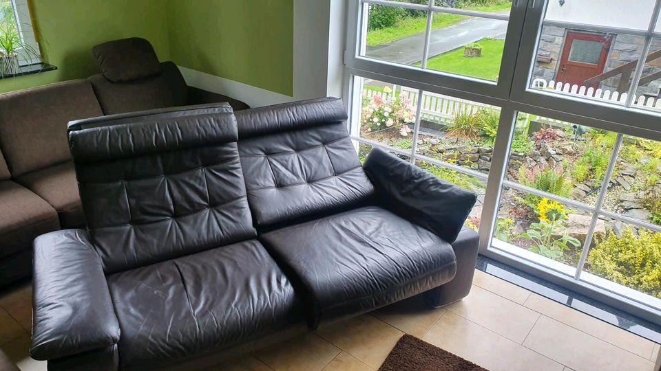 Leder Sofa + Sitzer Hocker in Erndtebrück