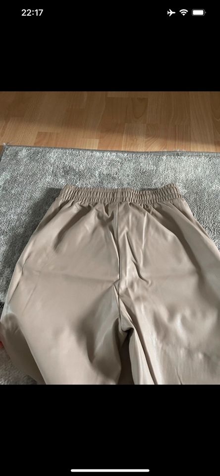 NA-KD Lederhose beige Gr. 34 in München