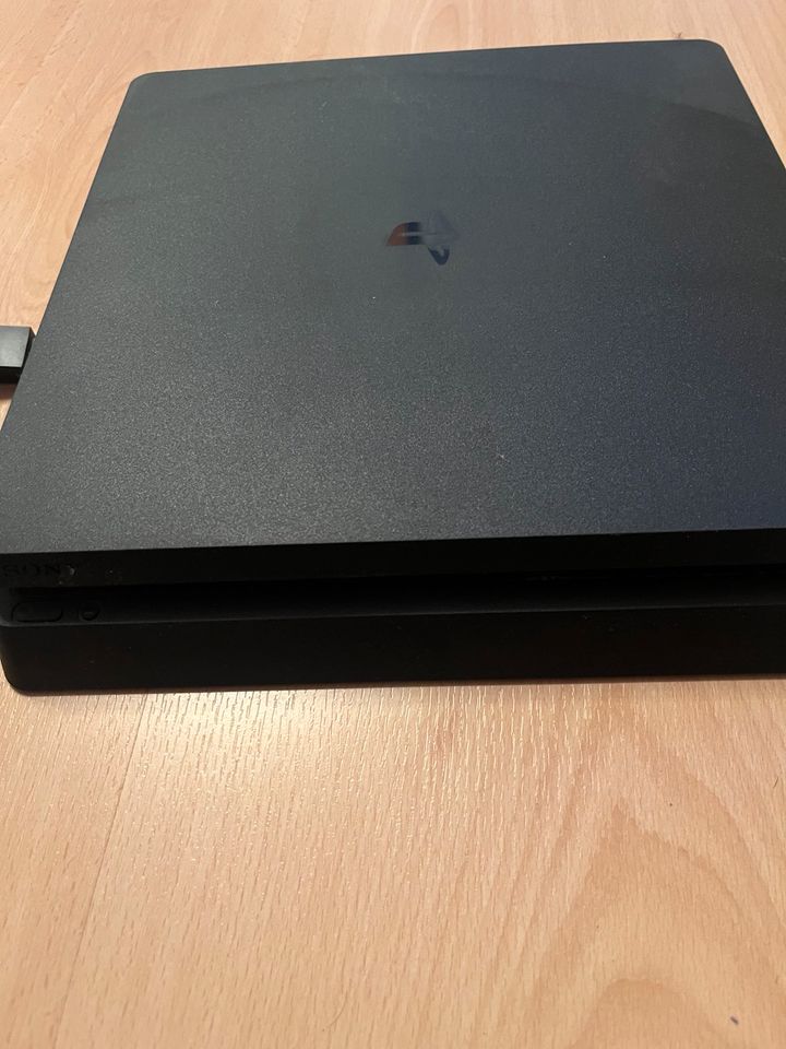 PlayStation 4 mit Zubehör in Annahütte