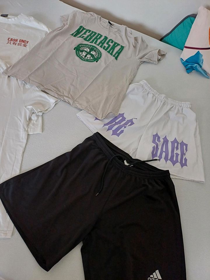 30 teiliges Kleiderpaket Herren , Jungen Hosen T Shirts in Vohburg an der Donau