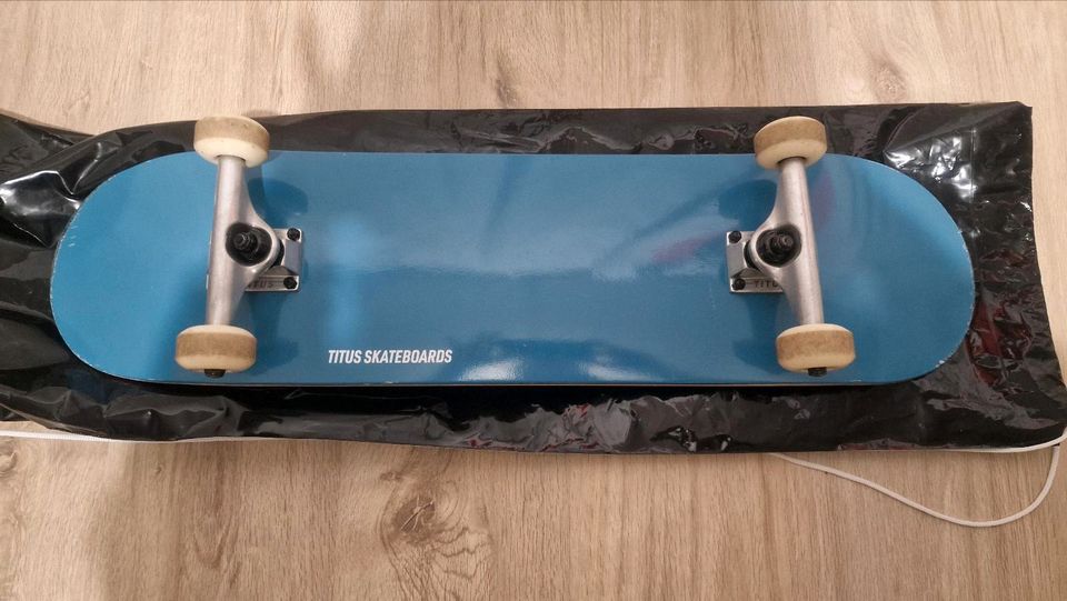 Titus Skateboard mit Tasche neuwertig in Schwalmtal