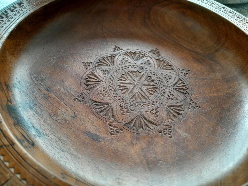 Teak HOLZ Schale geschnitztes Mandala Handarbeit Dekoteller in Much