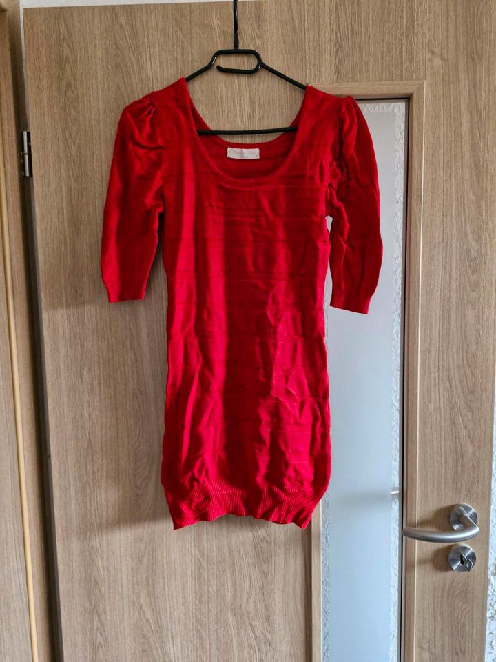 rotes Kleid in Westoverledingen