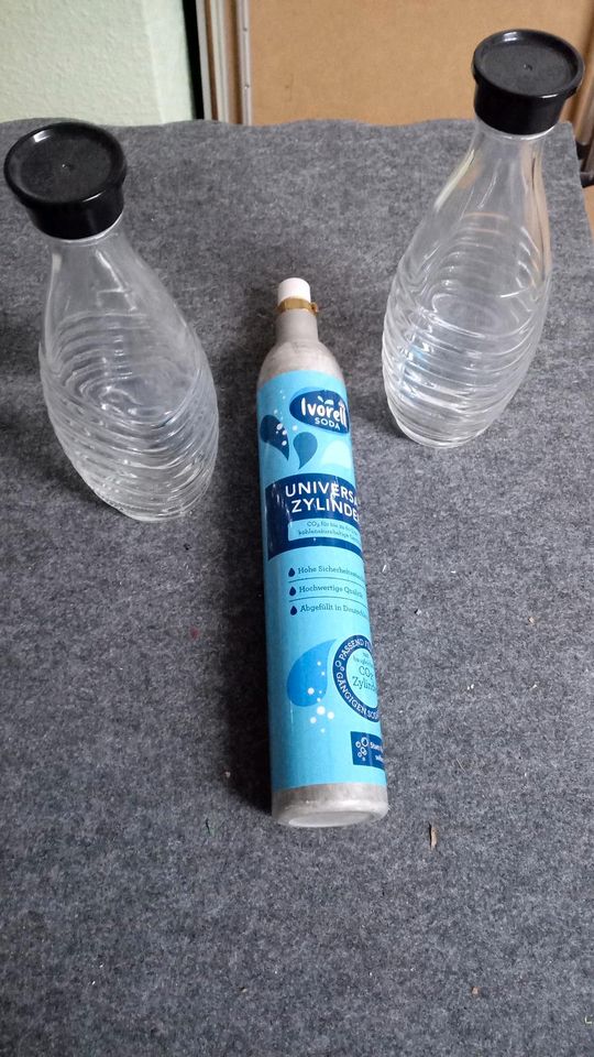SodaStream zwei Glasflaschen und Kartusche in Abensberg