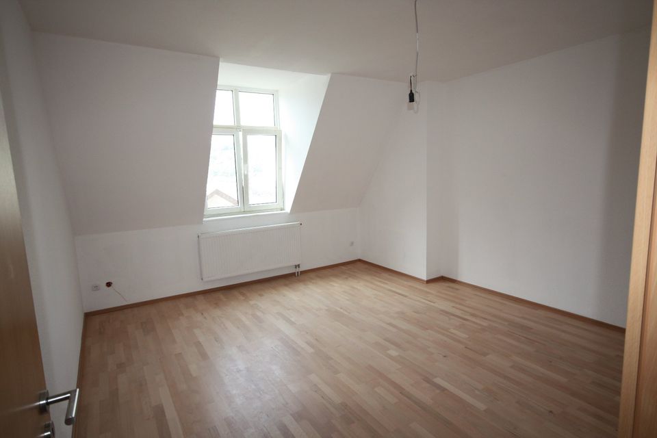 Sanierte 4-Raum DG-Maisonette-Wohnung mit Balkon in Greiz